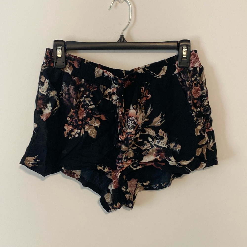 Floral Shorts Sz M with Stretch Waist & Pockets